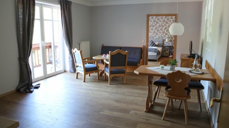 Apartments auf dem Büchtmannshof - Wohnbereich mit angrenzendem Schlafzimmer