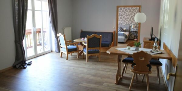 Apartments auf dem Büchtmannshof - Wohnbereich mit angrenzendem Schlafzimmer